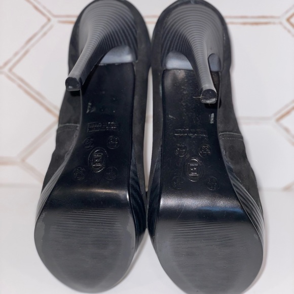 Cathy Jean Faux Suede with Ruffle Closed Toe Pump. - Picture 3 of 6